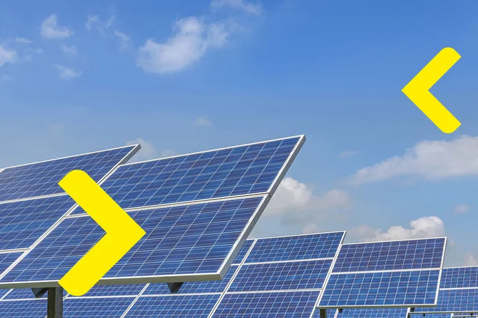 Prikaz solarnih panela postavljenih na polju kao ilustracija obnovljivih izvora energije