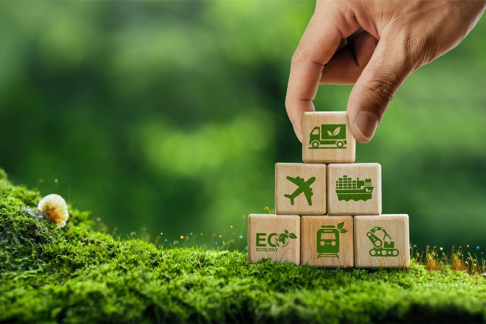 Drvene kocke sa zelenim ikonama koje predstavljaju različite ekološki prihvatljive načine prijevoza