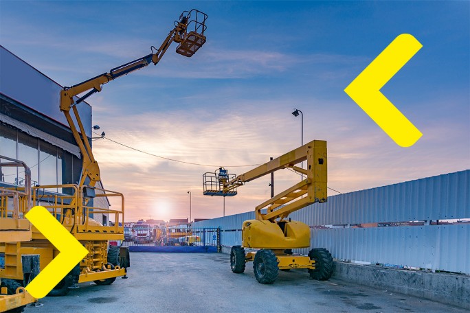 Žute dizalice s platformom na gradilištu